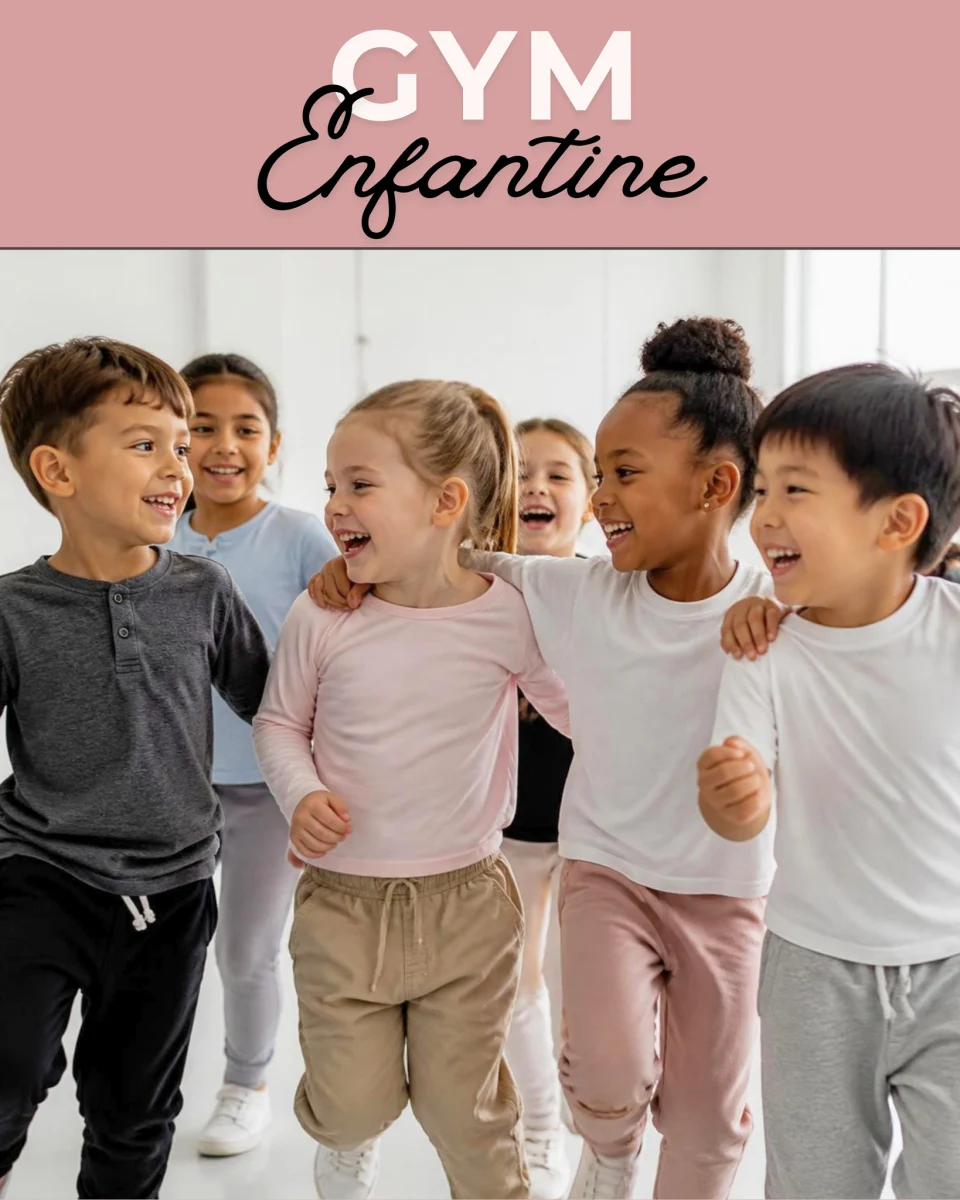 Groupe de jeunes enfants participant ensemble à une activité de gymnastique et de motricité en salle.