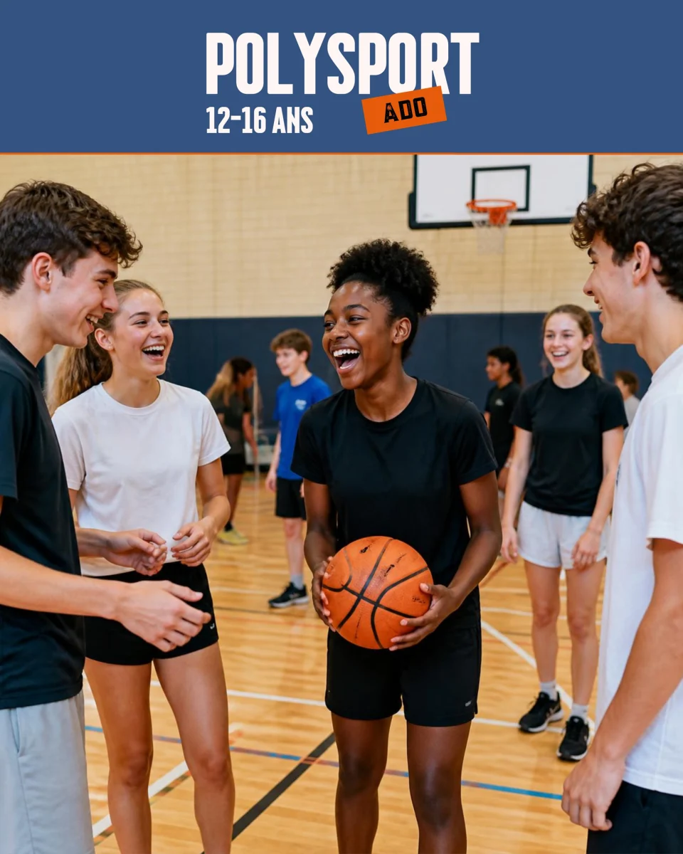 Groupe d’adolescents participant à une activité de polysport en salle, avec un ballon de basketball.