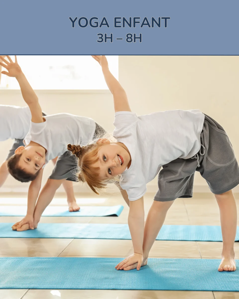 Jeunes enfants réalisant une posture de yoga sur des tapis lors d’une séance collective en salle.