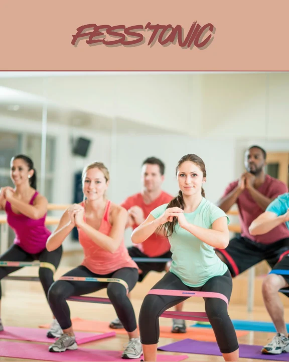 Participants réalisant un exercice de renforcement des jambes avec des bandes élastiques lors d’un cours collectif de fitness.