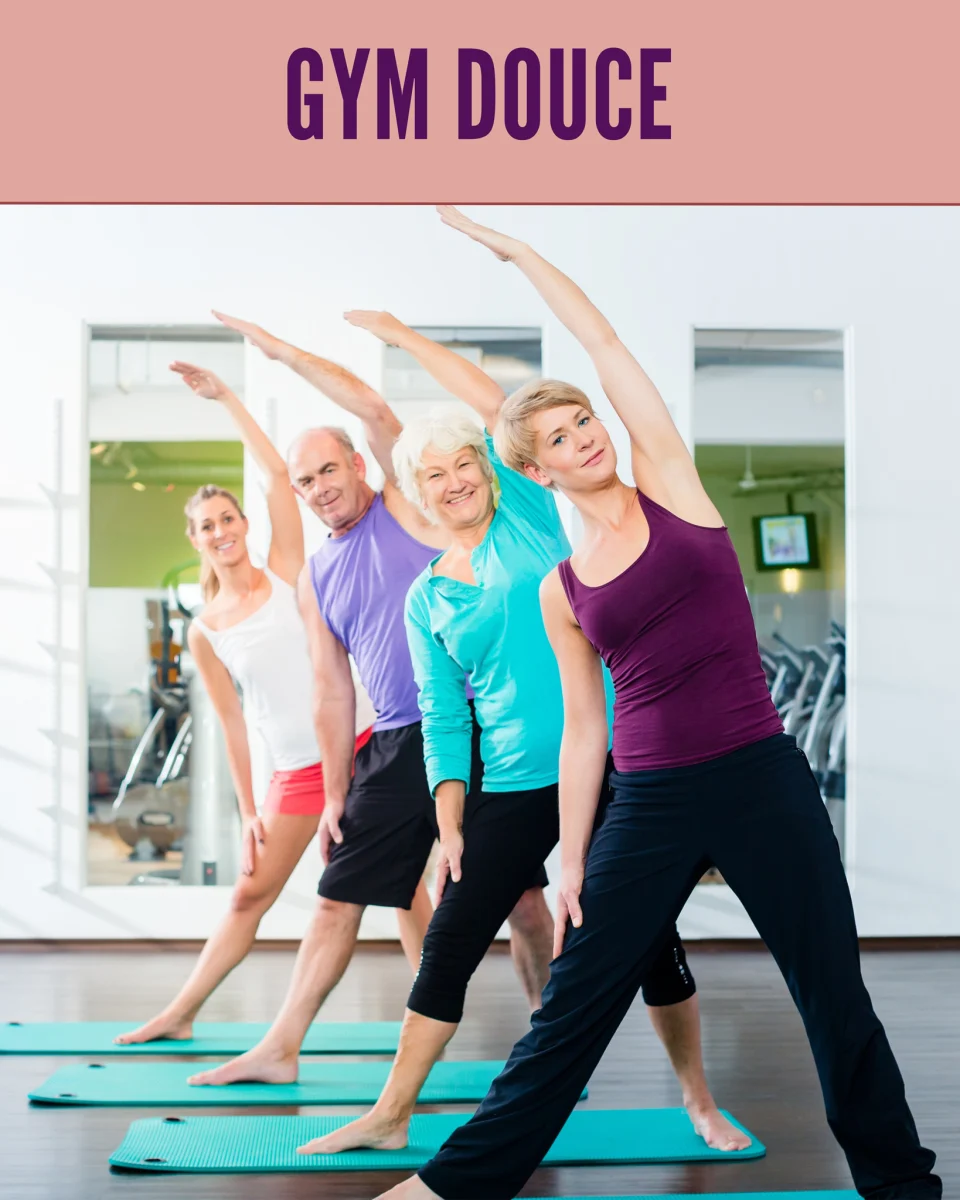 Participants de différents âges réalisant un exercice d’étirement latéral lors d’un cours collectif de gym douce.
